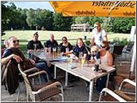 Zum Briefing darf sich auch ein Bierchen genehmigt werden…